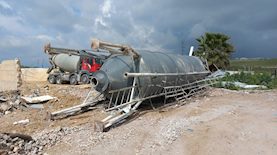 פירוק המיכל לאחסון מלט, צילום: המשרד להגנת הסביבה